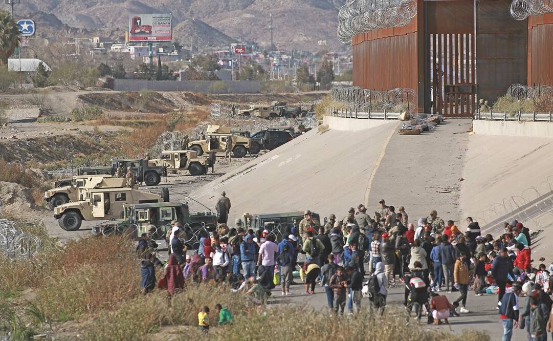 Al ver el operativo en la frontera, migrantes optaron por quedarse en Juárez o al límite del blindaje, a la espera de saber qué acciones tomar. Foto: Christian torres/EL UNIVERSAL