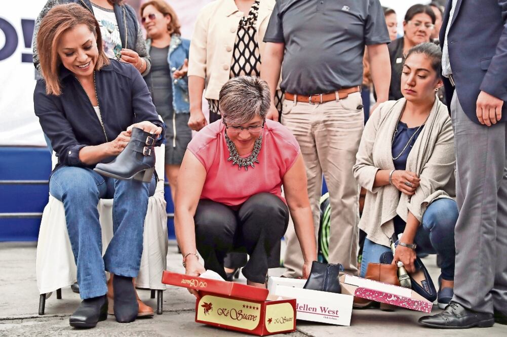 La panista Josefina Vázquez Mota visitó a artesanos de San Mateo Atenco (CRISTOPHER ROGEL BLANQUET. EL UNIVERSAL)