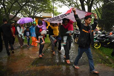 Lluvia y réplicas obstaculizan búsqueda de sobrevivientes del terremoto en Indonesia