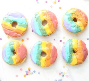 Prepara donas arcoiris para celebrar el Pride 2022