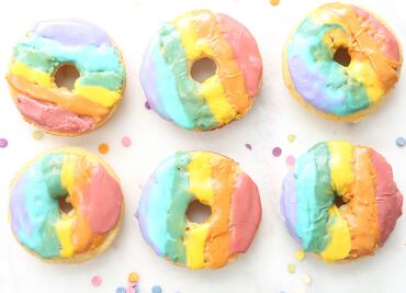 Prepara donas arcoiris para celebrar el Pride 2022