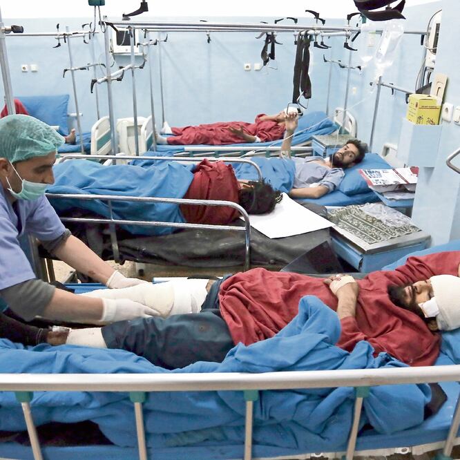 Hombres heridos reciben atención en un hospital de Kabul, Afganistán, después de un atentado suicida perpetrado durante una reunión de académicos religiosos con motivo del aniversario del nacimiento del profeta Mahoma. Foto: RAHMAT GUL. AP