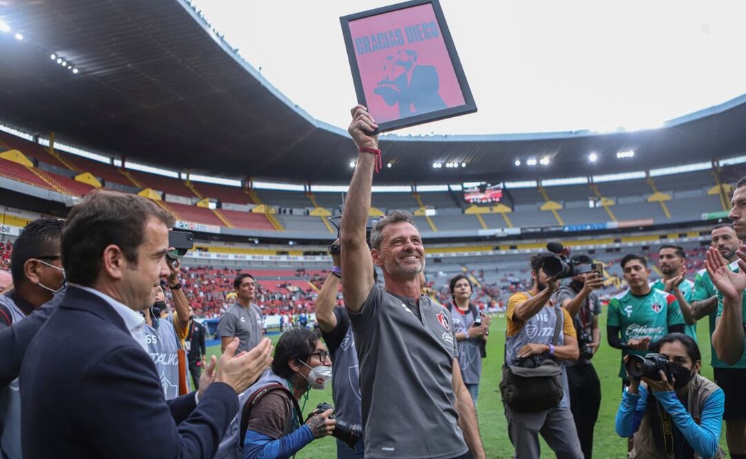 El argentino saludando a la afición rojinegra, levantando un cuadro con la leyenda "Gracias Diego" / Foto: Javier Robles/EL UNIVERSAL