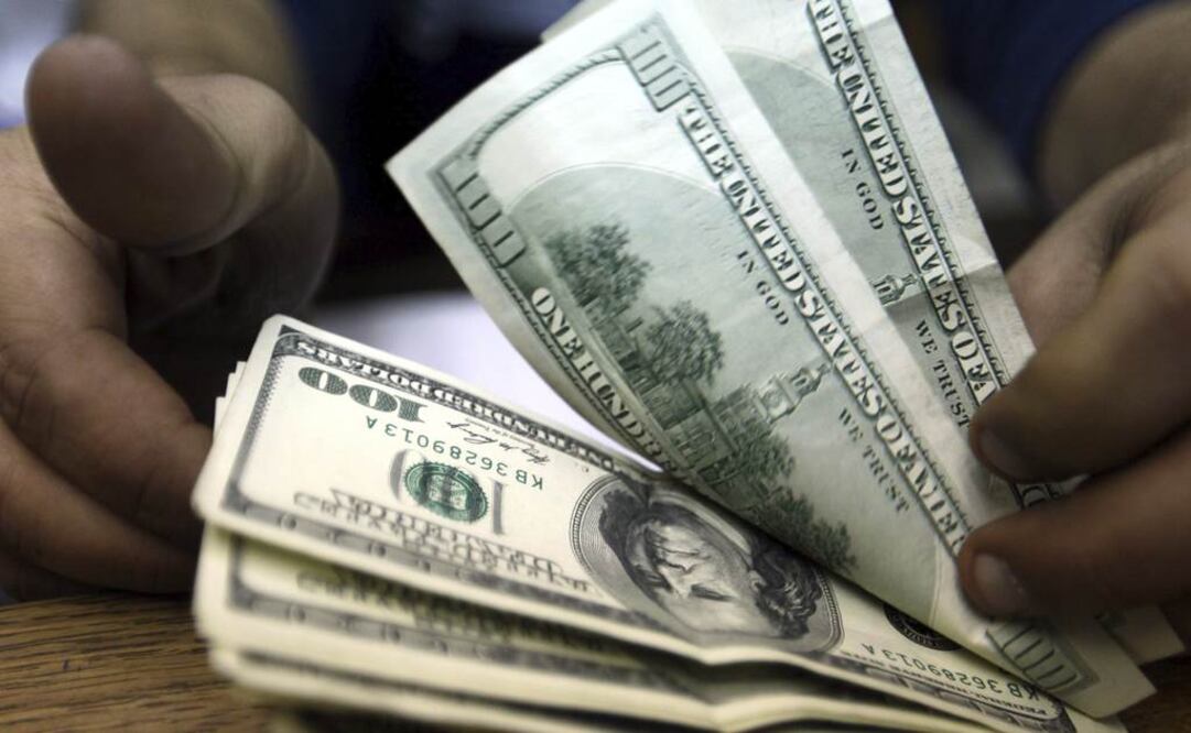 Dólar cierra en 16.40 al menudeo; nuevo récord