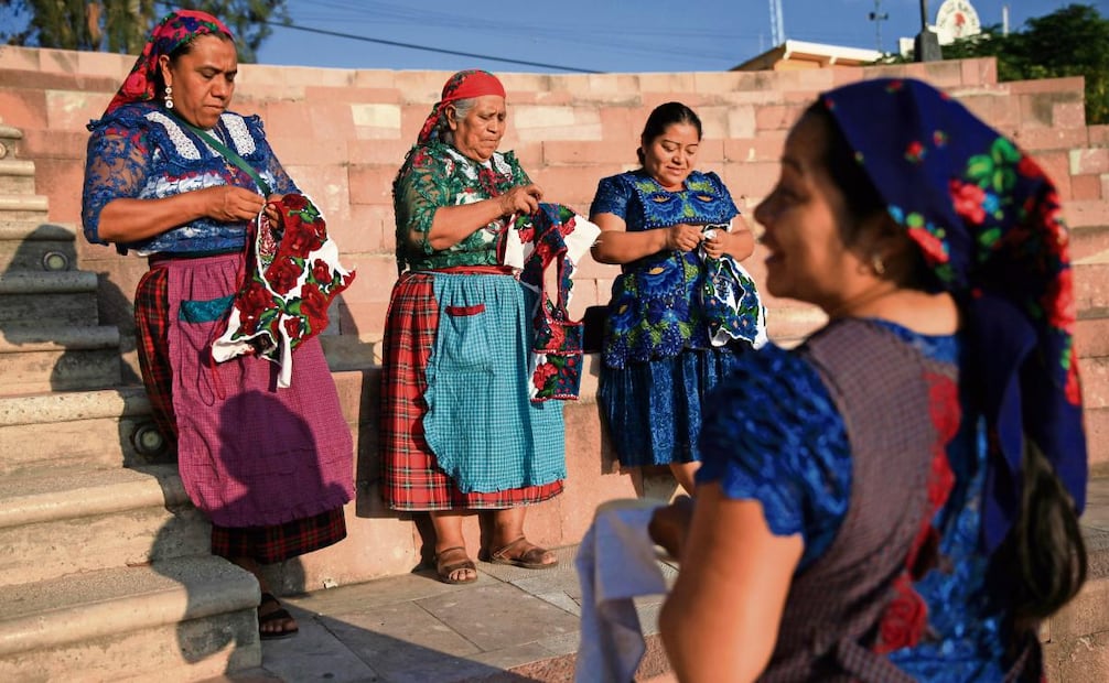 Mujeres bordando piezas representativas de su vestimenta tradicional. Foto: Edwin Hernández