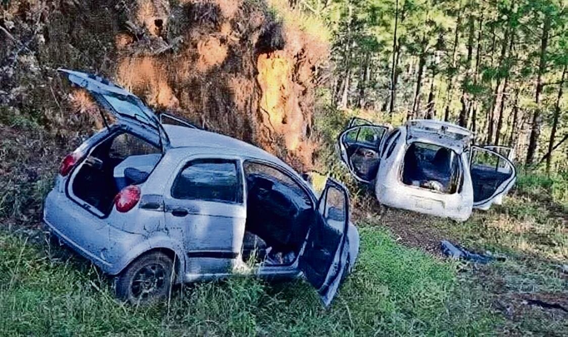 Elementos de la FGE encontraron cuatro cuerpos sin vida al interior de dos vehículos. Foto: Especial