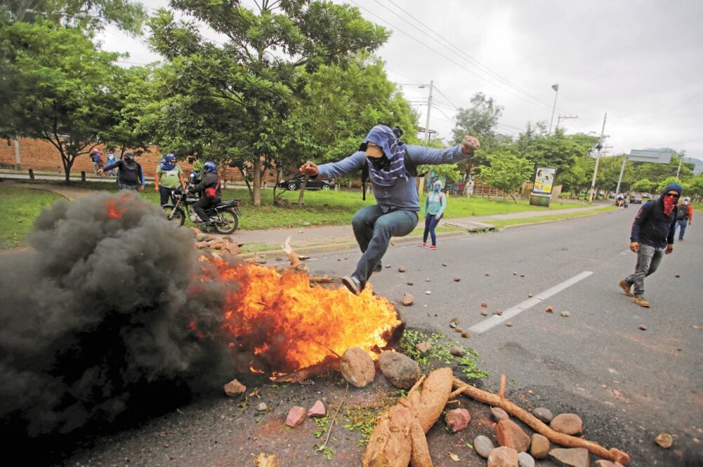 Opositores al gobierno de Juan Orlando Hernández bloquearon ayer varias vías, en Tegucigalpa. Foto/JORGE CABRERA. REUTERS