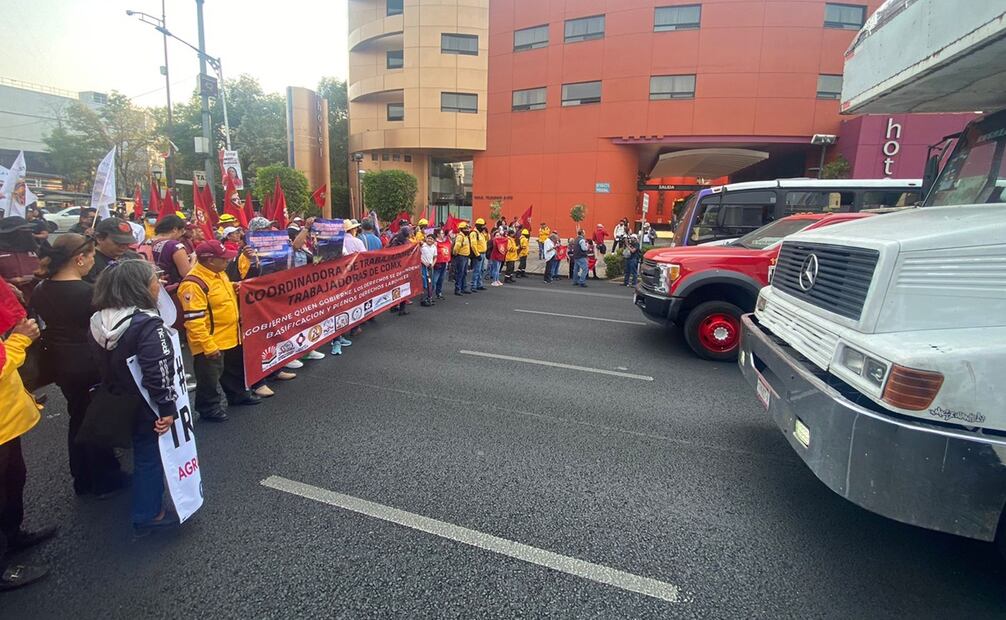 Coordinadora de Trabajadores de la Ciudad de México bloquea vialidades principales de la alcaldía Cuauthemoc. Foto: Juan Carlos Williams