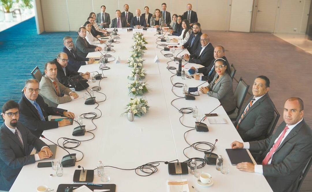 Foto oficial de la mesa de negociación, que se realiza en la Ciudad de México, entre el oficialismo y la oposición de Venezuela. Foto: Tomada de Twitter.