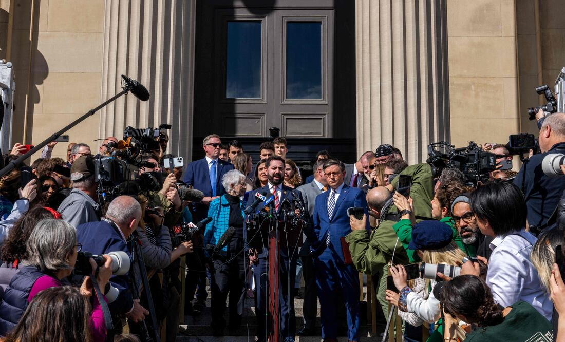 El representante Mike Lawler habla junto al presidente de la Cámara Mike Johnson durante una conferencia de prensa en la Universidad de Columbia en Nueva York. Foto: AFP