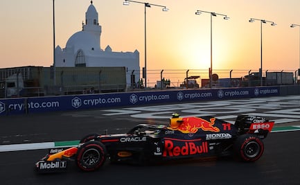 Checo Pérez decepciona con sus tiempos en los libres del GP de Arabia Saudita; Hamilton el más rápido