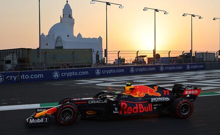 Checo Pérez decepciona con sus tiempos en los libres del GP de Arabia Saudita; Hamilton el más rápido