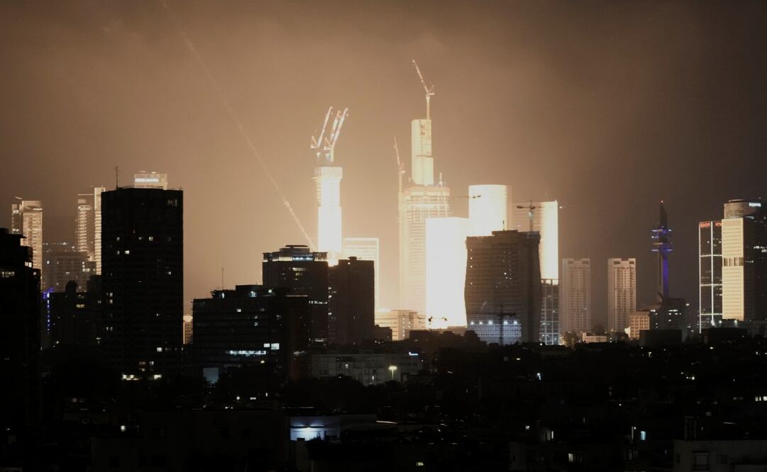 Una explosión ilumina la ciudad Tel Aviv. (13/06/25) Foto: AP