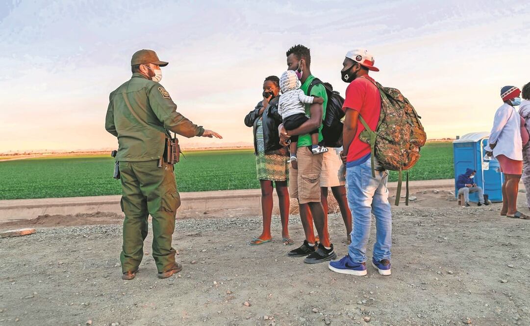 Agentes de la Patrulla Fronteriza revisan los pasaportes de una familia haitiana, en Yuma, Arizona. Foto: ARCHIVO AFP