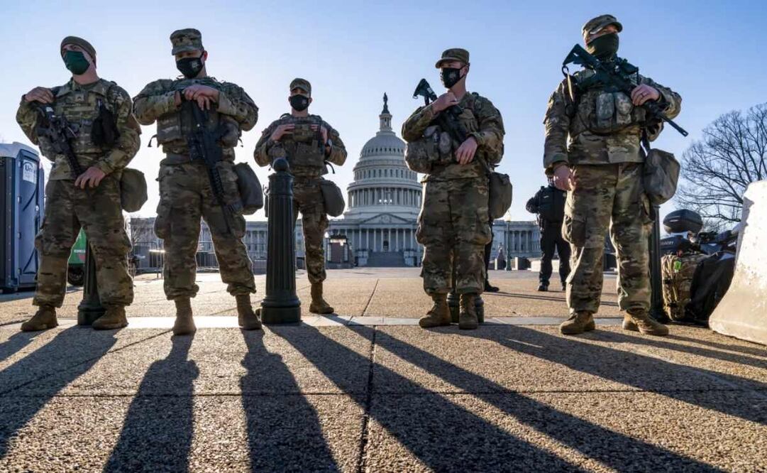 Elementos de la Guardia Nacional y agentes de la Policía del Capitolio montan guardia, el 3 de marzo de 2021, en Washington. Foto: AP