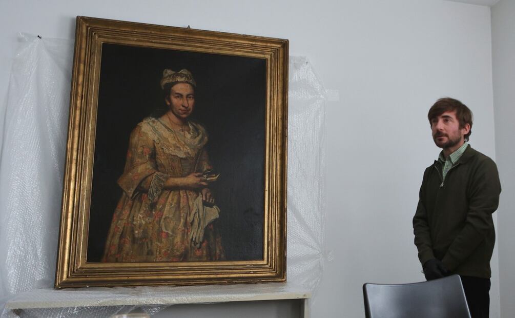 La pintura del siglo XVIII de Giuseppe Ghislandi, "Retrato de una dama", presuntamente robada por un oficial nazi durante la Segunda Guerra Mundial y descubierta en la casa de su hija tras aparecer en un anuncio inmobiliario, se exhibe durante una conferencia de prensa del fiscal Daniel Adler en Mar del Plata, Argentina, el miércoles 3 de septiembre de 2025. Foto: AP/Christian Heit