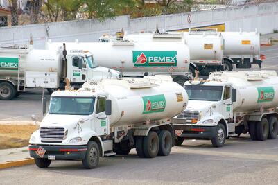 Piperos de Pemex realizan protesta por descuentos a su salario en Puebla