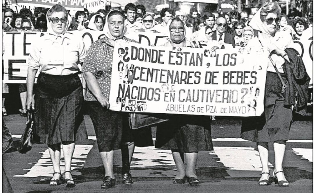 Movilización contra adopciones ilegales en Argentina, donde el aparato represivo conspiró y activó la entrega de hijos de personas desaparecidas y asesinadas.