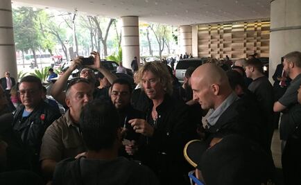 Bajista de Guns N' Roses firma autógrafos a fans