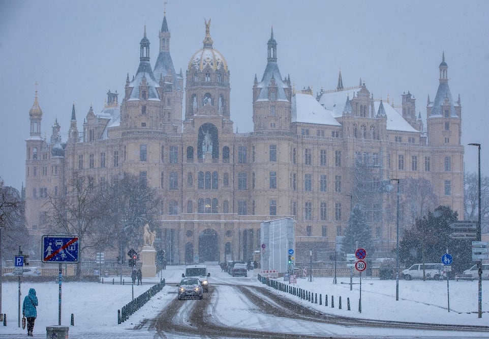 Las carreteras frente al castillo de Schwerin están cubiertas de nieve, en Schwerin, Alemania. Las fuertes nevadas y las temperaturas bajo cero están dificultando el tráfico en el norte de Alemania. FOTO: AP