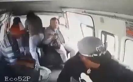 Para evitar asalto, pasajero aprovecha descuido y salta de la combi en Naucalpan