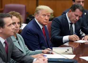 Donald Trump se entrega para que le lean los cargos y queda bajo arresto