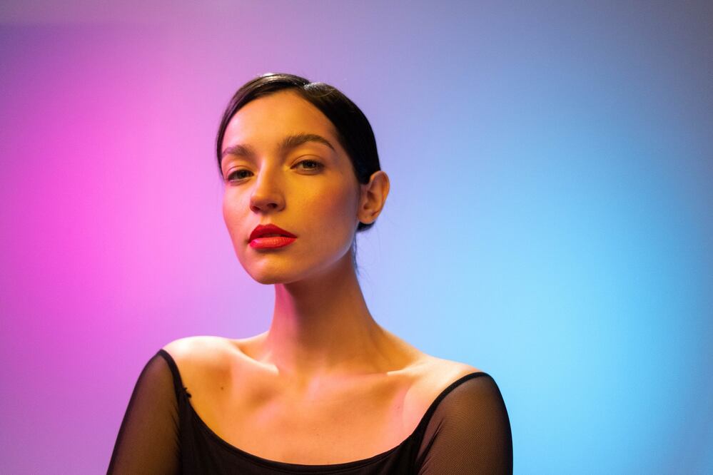 Con algunos tips de estilo se puede elegir el escote según el tipo de rostro. Foto: Pexels