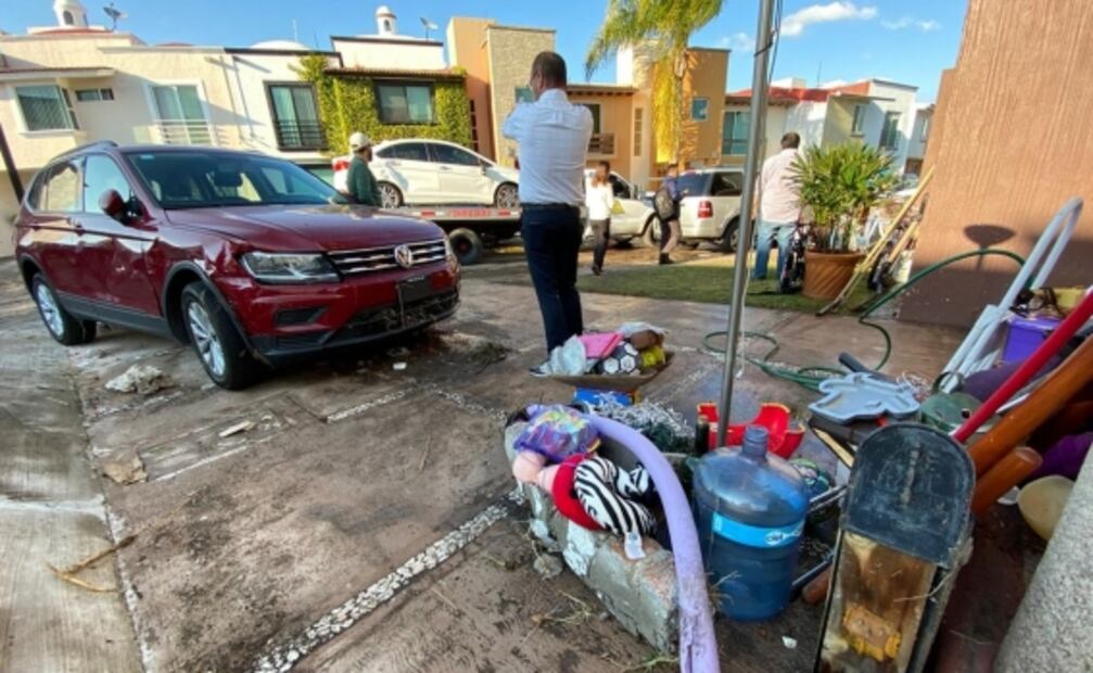 Colapsa tanque de agua en Querétaro; daña viviendas y arrastra vehículos