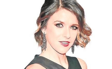 Ahora Ileana Fox desfila en premios de Televisa