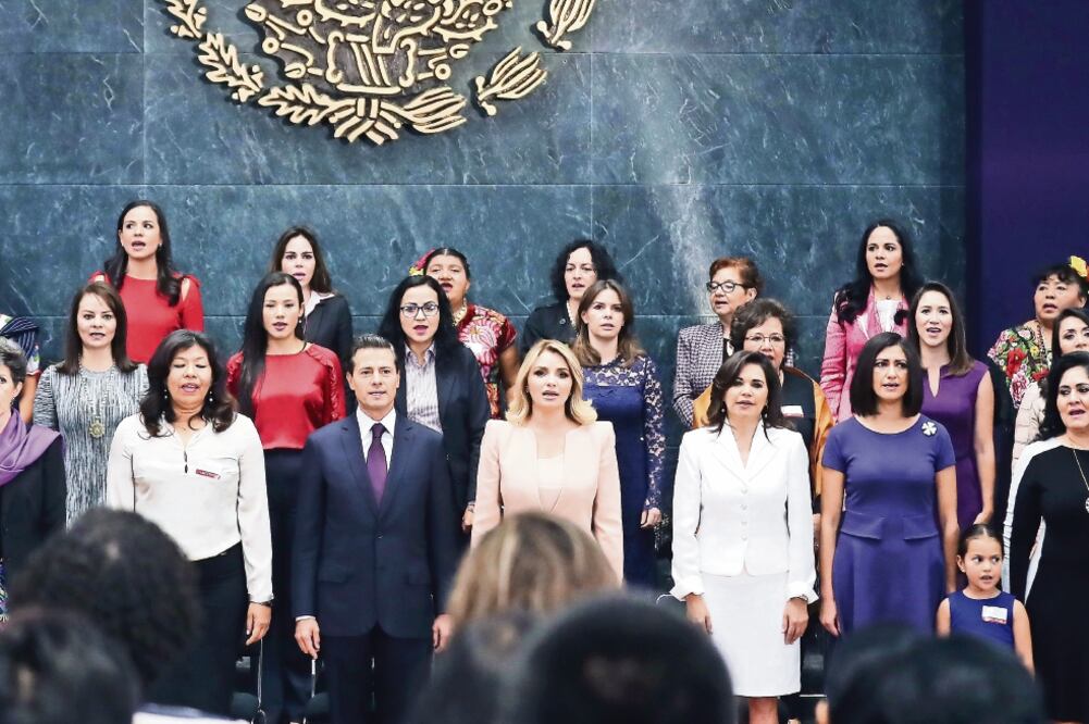 El presidente Enrique Peña Nieto encabezó en la Residencia Oficial de Los Pinos la celebración del Día Internacional de la Mujer. El mandatario estuvo acompañado de funcionarias (LUCÍA GODÍNEZ. EL UNIVERSAL)