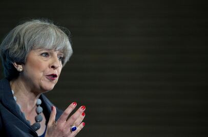 Theresa May es informada del suceso en el puente de Londres