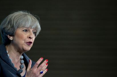 Theresa May es informada del suceso en el puente de Londres