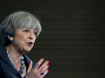Theresa May es informada del suceso en el puente de Londres