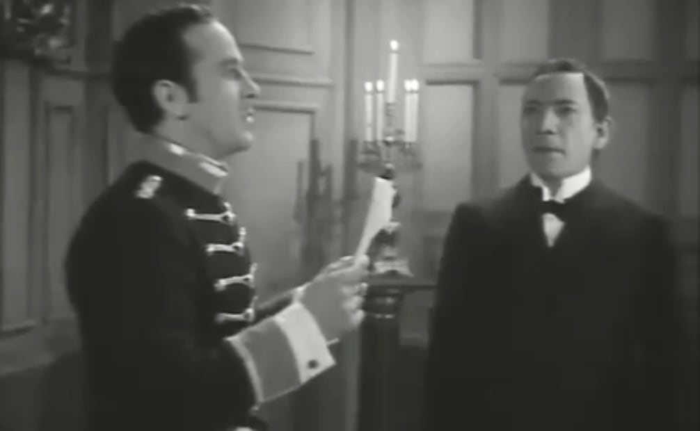 Cinta Mexicanos al Grito de Guerra; el teniente Luis Sandoval (Pedro Infante) recita el Himno Nacional al presidente Benito Juárez (Miguel Inclán). En la realidad, este cántico comenzó a interpretarse de manera patriótica hasta la dictadura de Porfirio Díaz y hasta 1942 se oficializó. Foto: Captura de Pantalla/ESPECIAL.