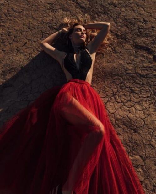 Belinda comparte foto y critican sus piernas 