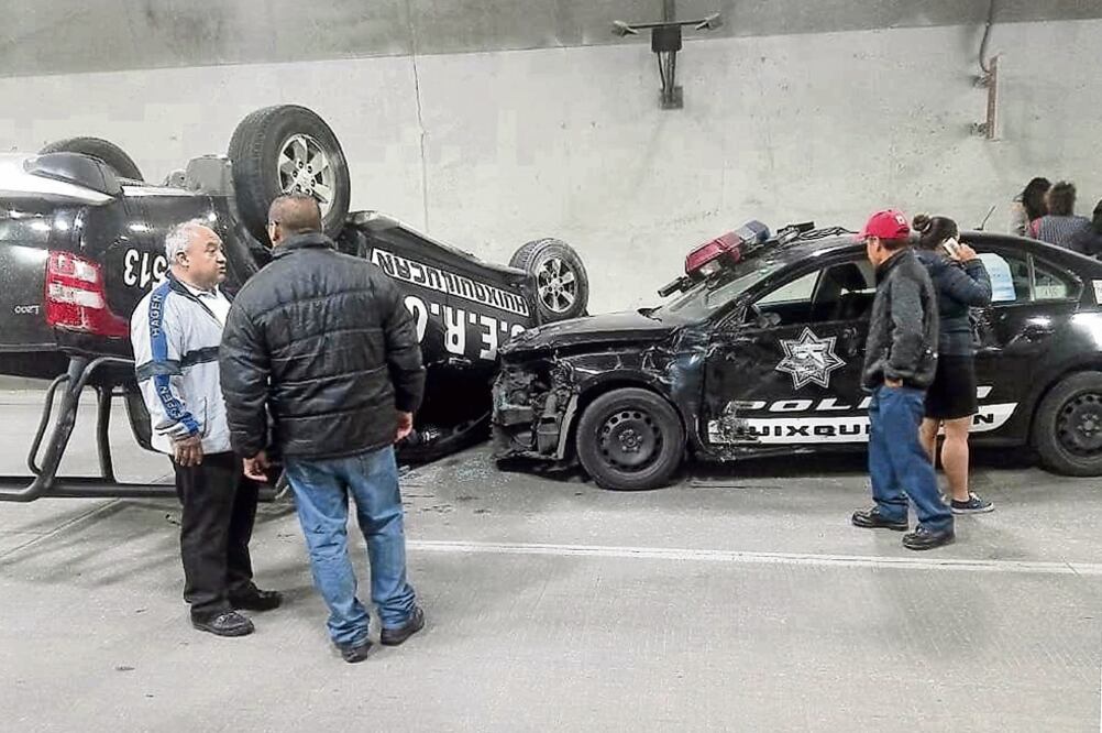 El seguro se hizo cargo de la reparación de las dos patrullas, una de las cuales volcó totalmente y quedó sobre su toldo (FOTO TOMADA DE TWITTER)