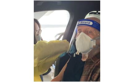 "Luz al final del túnel", dice Anthony Hopkins al recibir vacuna contra el Covid-19