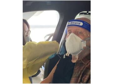 "Luz al final del túnel", dice Anthony Hopkins al recibir vacuna contra el Covid-19