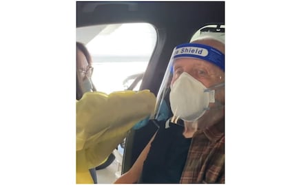 "Luz al final del túnel", dice Anthony Hopkins al recibir vacuna contra el Covid-19