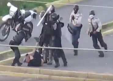 Video. Policías venezolanos golpean brutalmente a joven con Asperger