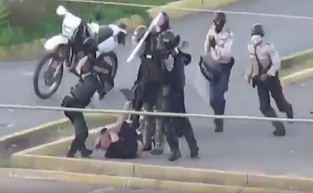 Video. Policías venezolanos golpean brutalmente a joven con Asperger
