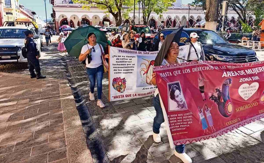 Ayer 25 de noviembre, decenas de mujeres marcharon en San Cristóbal de las Casas para protestar contra la violencia que viven en Chiapas. Foto: Especial