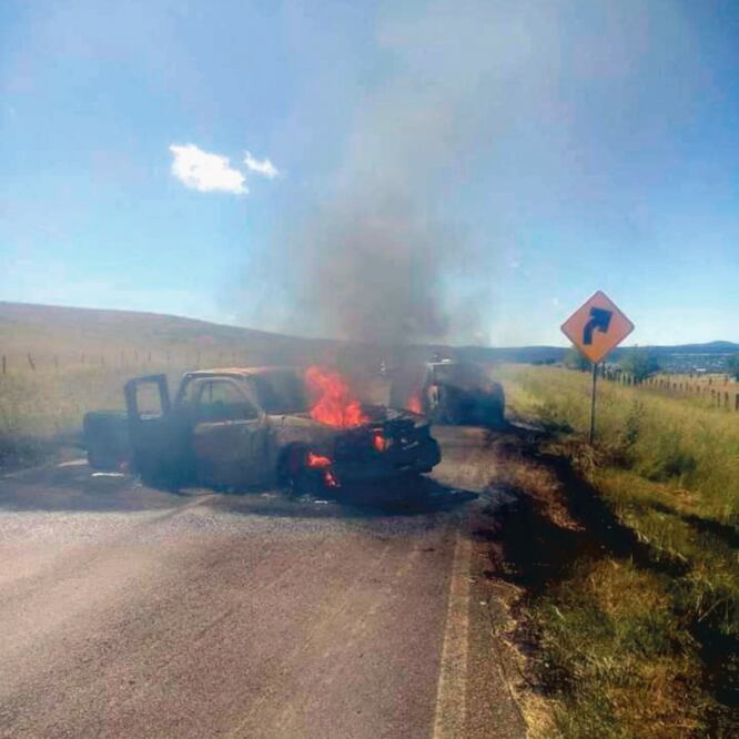 En la carretera fueron localizados dos vehículos en llamas. (ESPECIAL)