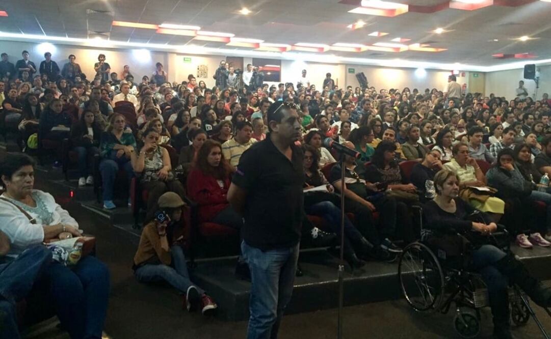 Por segunda vez en menos de una semana, más de mil estudiantes y padres de familia de la UVM Lomas Verdes, se reunieron preocupados por la inseguridad. (Fotos: Especial)