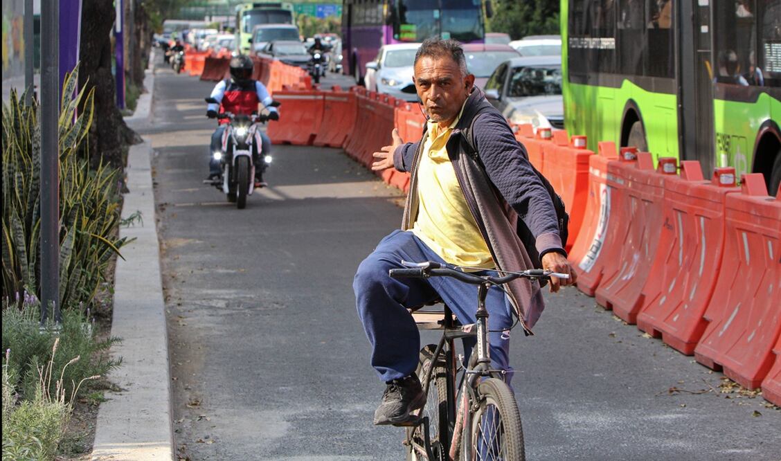 Motociclistas compiten con ciclistas que utilizan el tramo delimitado como prueba piloto de la ciclovía en Tlalpan; mientras, transeúntes brincan y esquivan materiales de construcción, el 21 de agosto de 2025. Foto: Darío Luna/EL UNIVERSAL