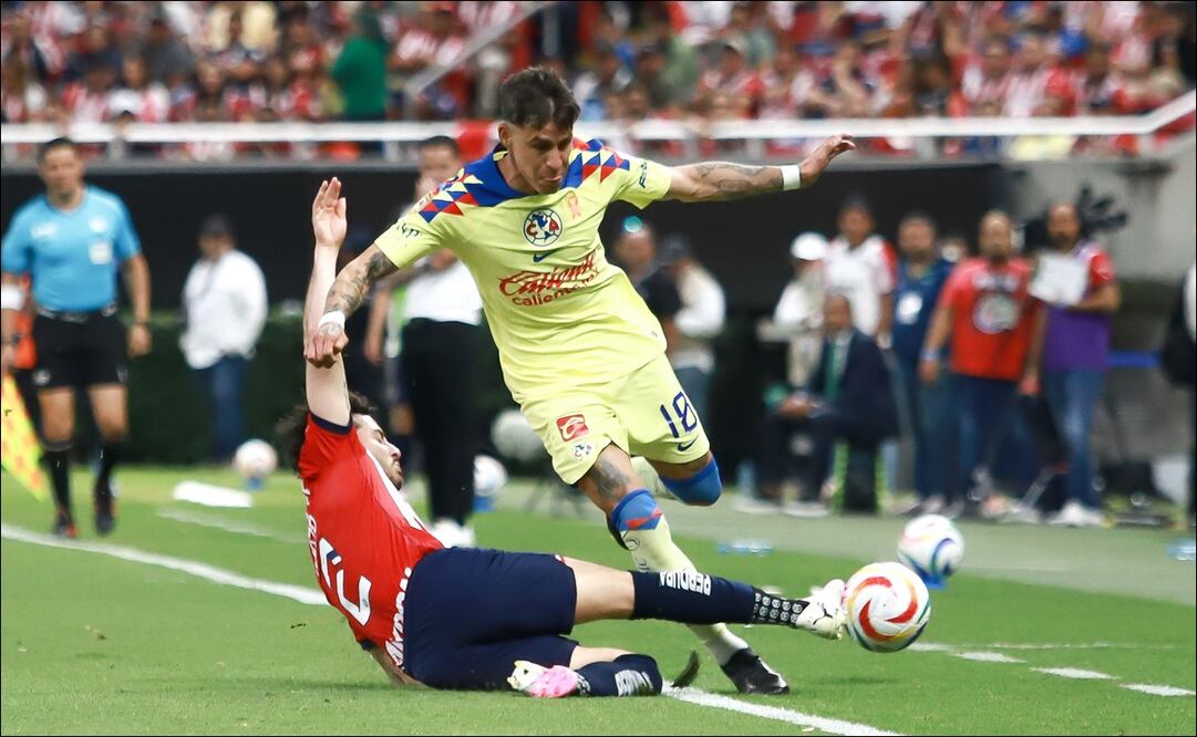 El Chicote Calderón disputa un balón con Alan Mozo - Foto: Imago7