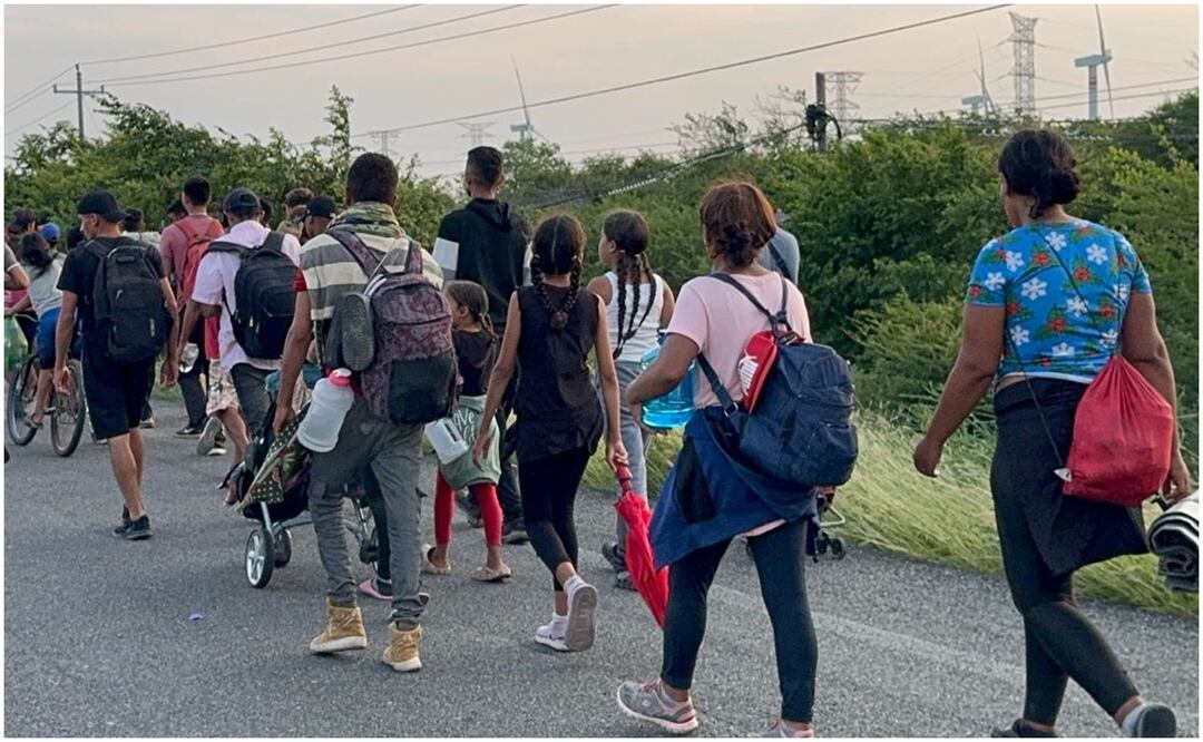 La caravana, compuesta por más de 2 mil migrantes iniciaron su caminata poco después de las cuatro de la tarde hacia Tehuantepec. Foto: Rusvel Rasgado / EL UNIVERSAL