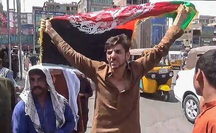 Talibanes se enfrentan a civiles por bandera; reportan 2 muertos