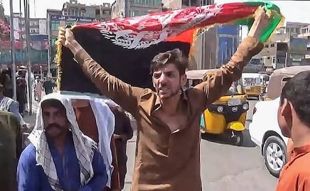 Talibanes se enfrentan a civiles por bandera; reportan 2 muertos