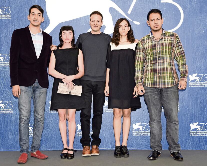 Amat y las actrices Ruth Ramos y Simone Bucio (CLAUDIO ONORATI. EFE)